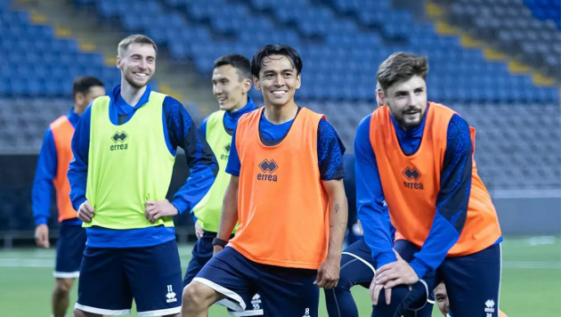 Мен әйелімді секс видеосы үшін бөлмеге әкелдім