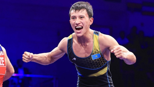 Сыныптағы үстелдің үстінде