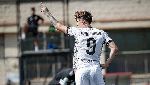 Жағажайдағы мөлдір трусиктердегі фотосурет