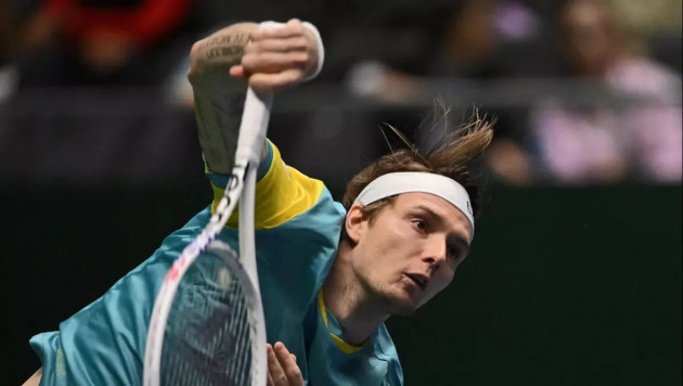 Ол артымнан сытылып шығып, мені буксирді.