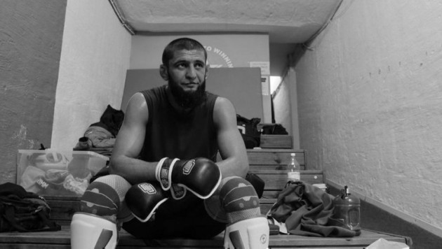 UFC рекордсмені Рамзан Қадыров сыйлаған қымбат көлікпен жол апатына ұшырады