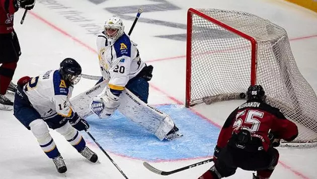 Хоккейден Қазақстан чемпионатында қақпашы өз қорғаушысын ұрып жіберді