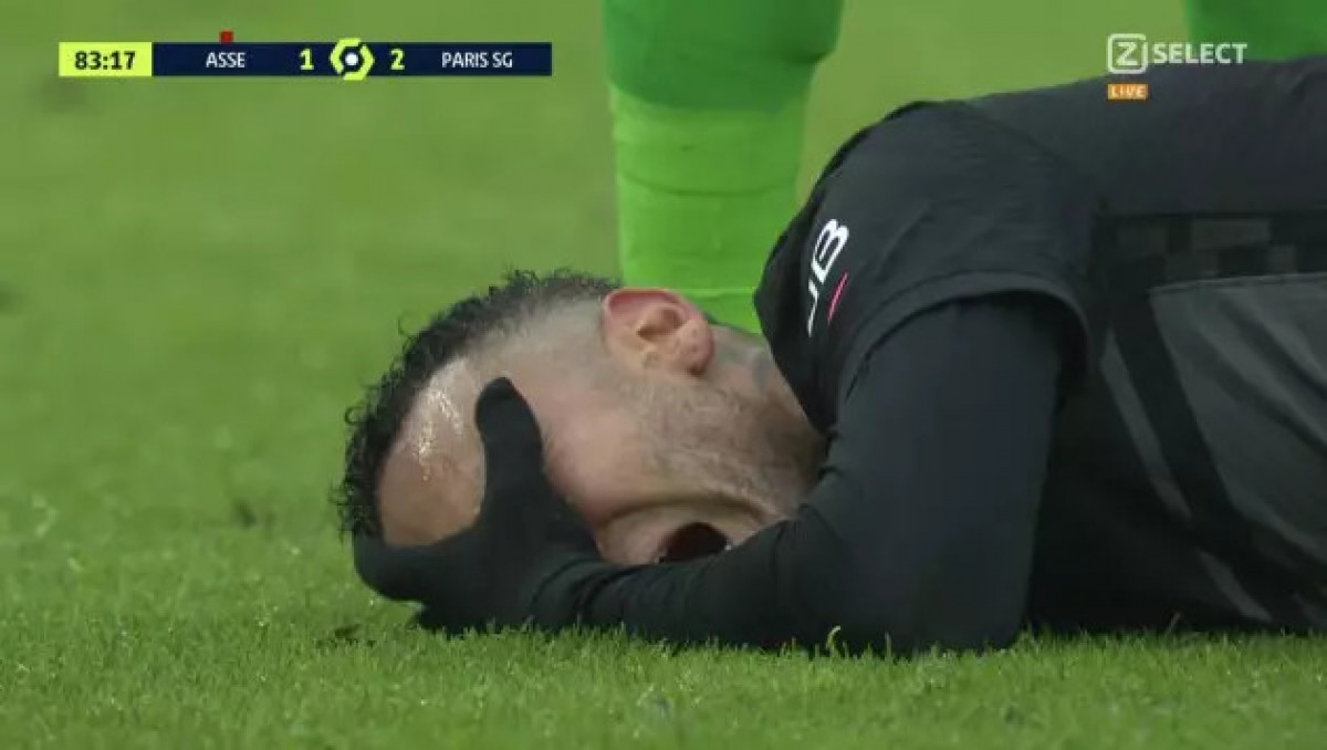 Өте ауыр сияқты. Неймар ойын үстінде жарақат алды