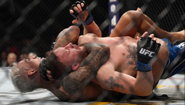 Оливейра UFC турнирінің басты жекпе-жегінде қарсыласын қылқындырып тастады