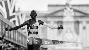 Әлемдік рекорд орнатқан марафоншы 24 жасында қаза болды