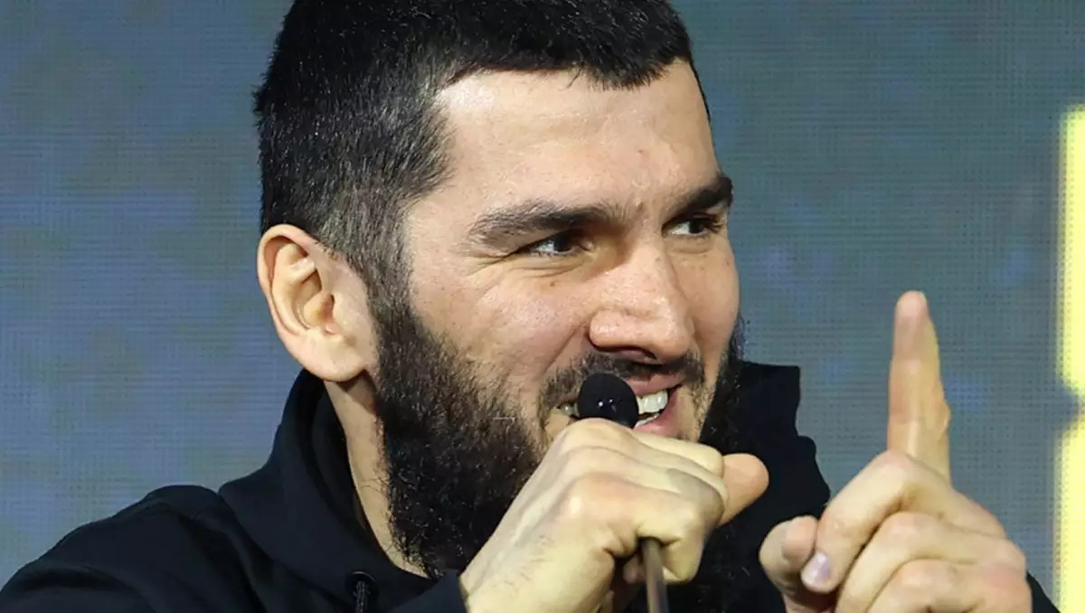 "Бивол ... адамы екен!". Бетербиев қарсыласының тосын әрекетіне ойын ашық айтты