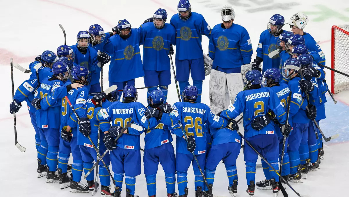 Қазақстандық жас хоккейшілер ӘЧ-де алғашқы жеңісіне жетті