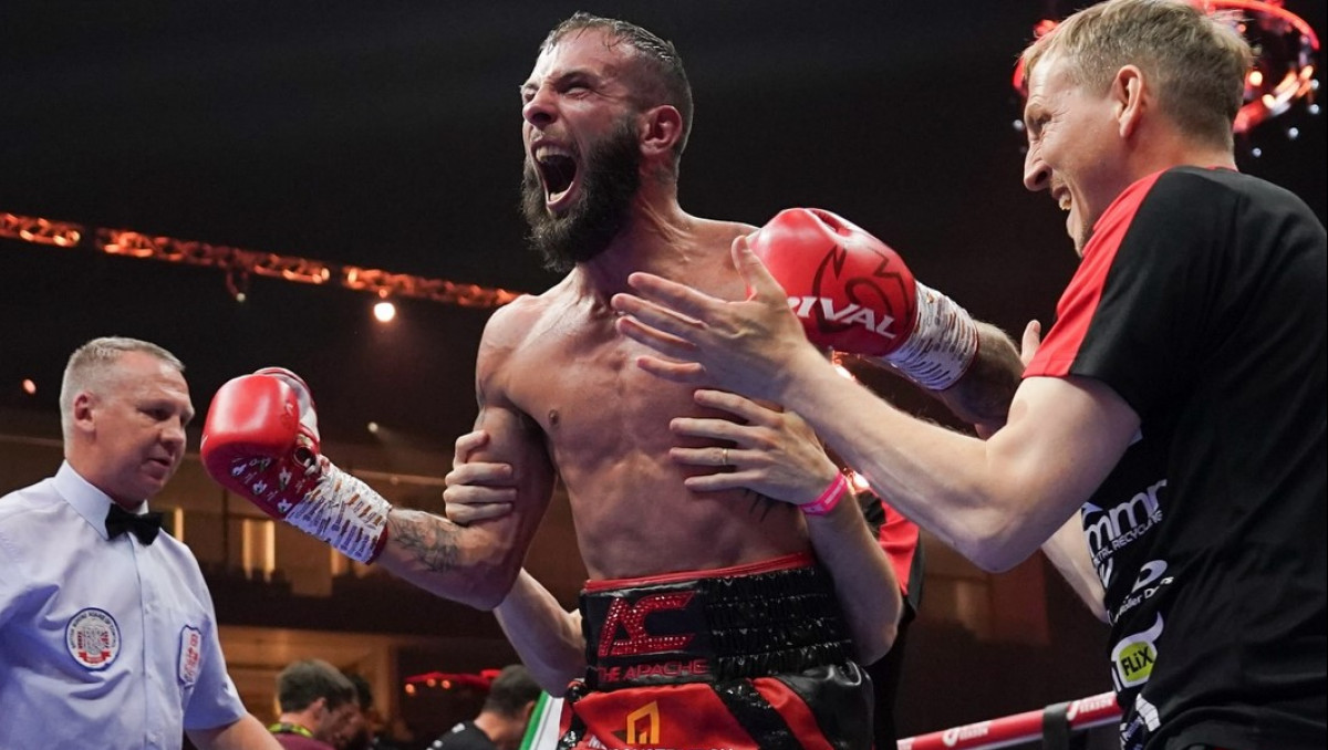 Титулға таласқан боксшы чемпионнан рингті айнала қашты