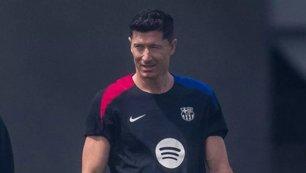 "Барслона" футболшылары Левандовскимен бірге ойнаудан бас тартты