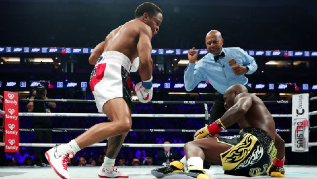 Жылдам нокаут! 22 жастағы боксшы экс чемпионды бірінші раундта сұлатты