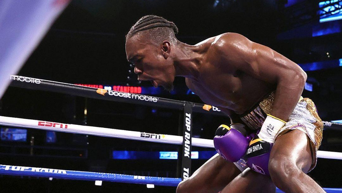 Орнынан әзер тұрды. Холифилд қарсыласын бірінші раундта құлатты