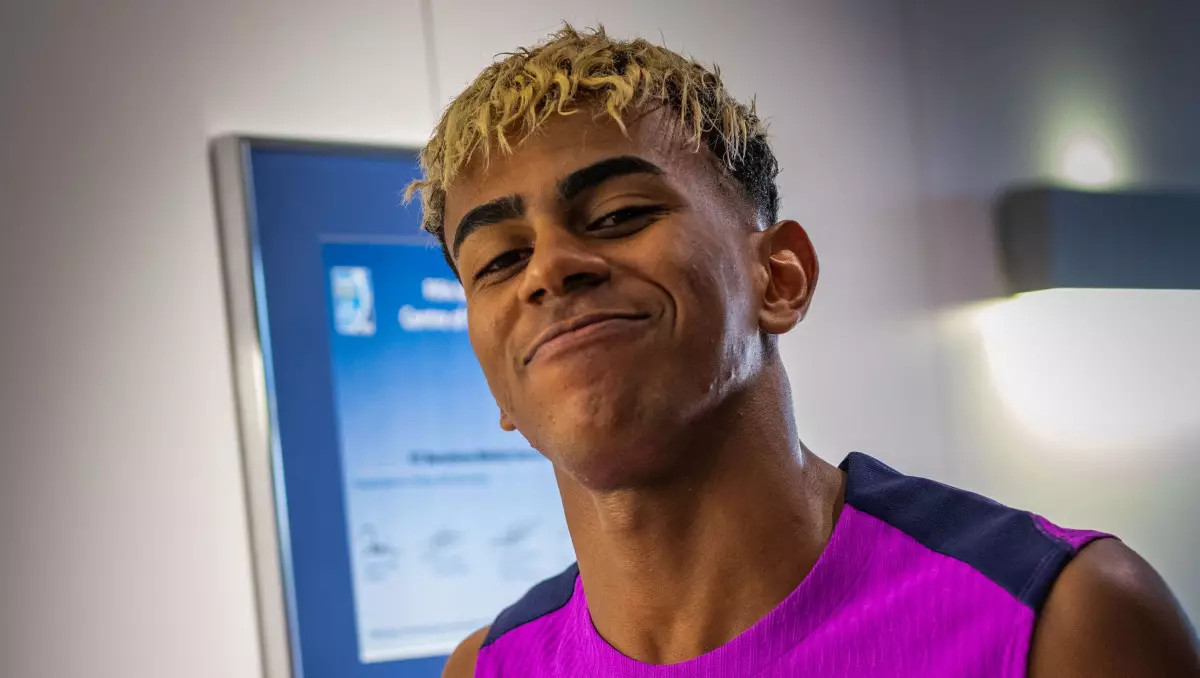 Ламин Ямаль пір тұтатын футболшыны атады. Ол Месси емес