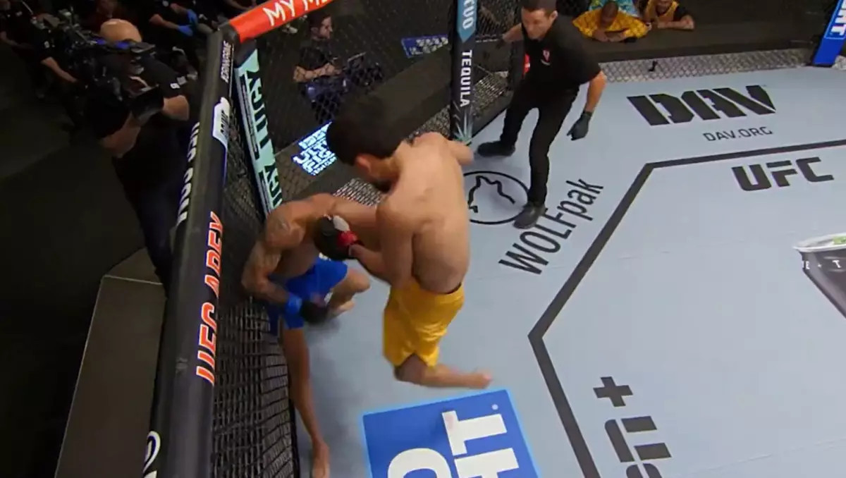 Бірінші раундтағы нокаут! Жеңілмеген қазақ UFC-ге іріктеу финалына өтті