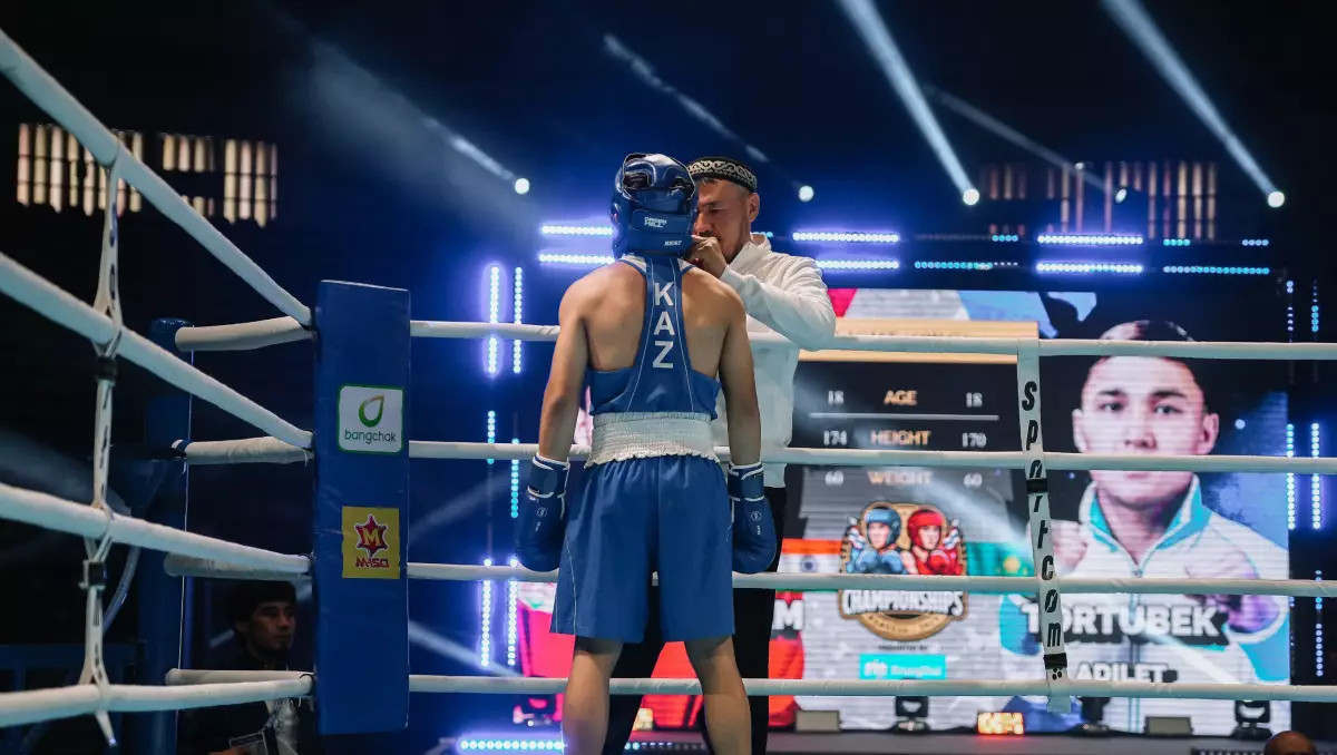 Бокстан Азия чемпионатында қазақстандық боксшы қарсыласын жеңді