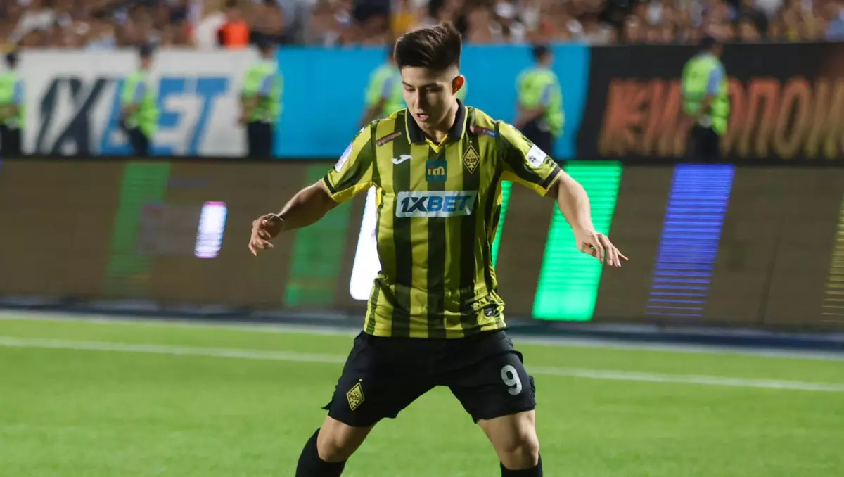 Қыз онлайн режимінде мастурбация жасайды