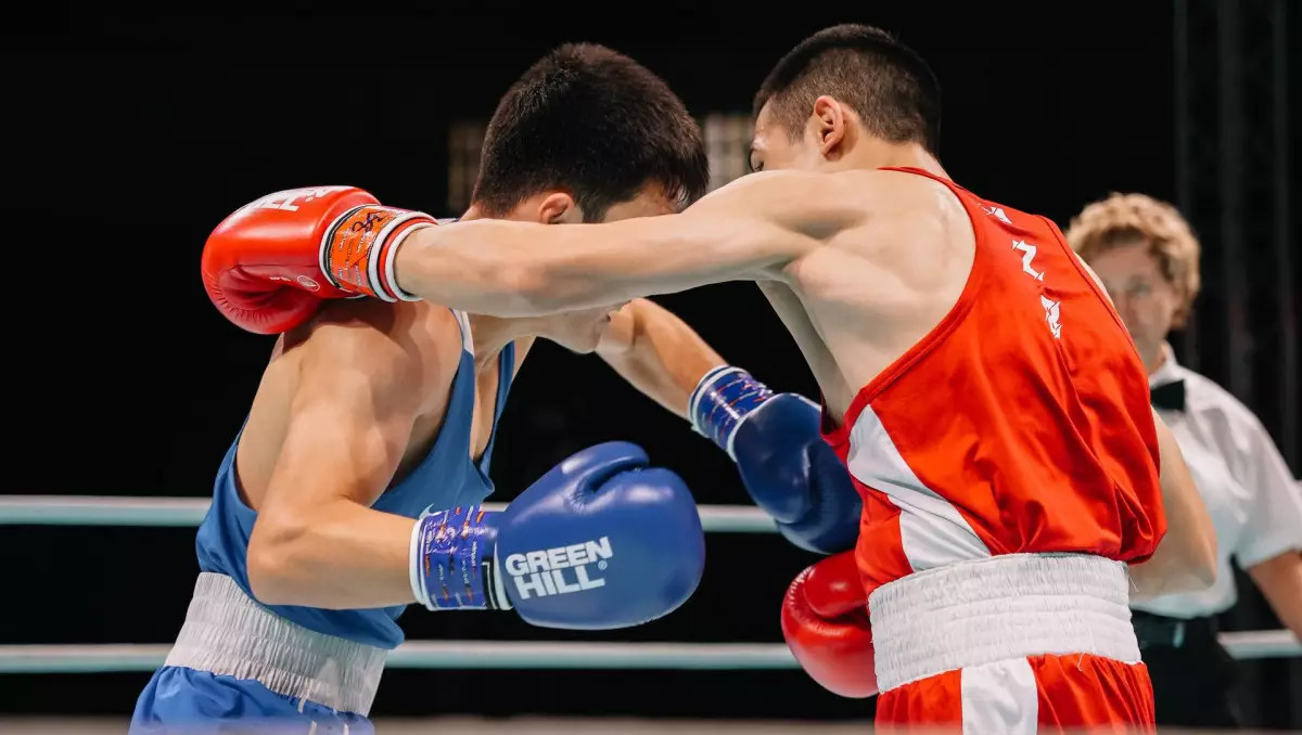 Қазақ боксшы АЧ финалындағы өзбекпен айқаста камбэк жасады