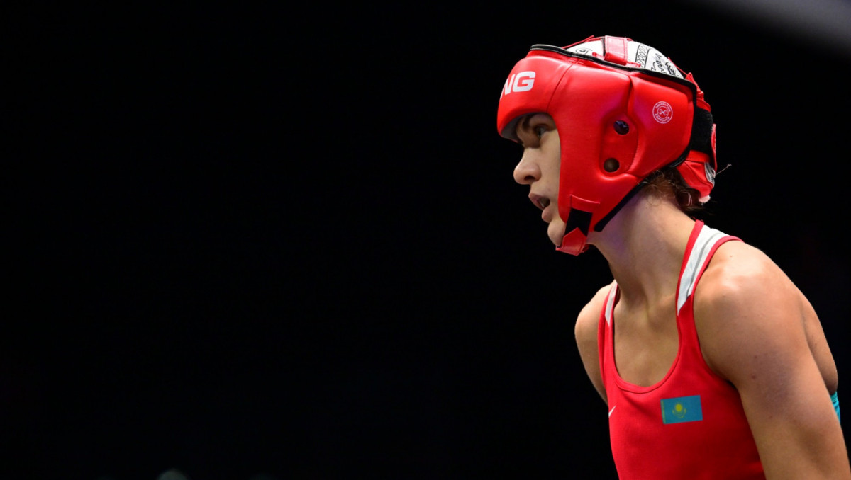 Таза жеңіс! Қазақстандық боксшы 2025 жылғы ӘЧ-де бірніші айқасын өткізді