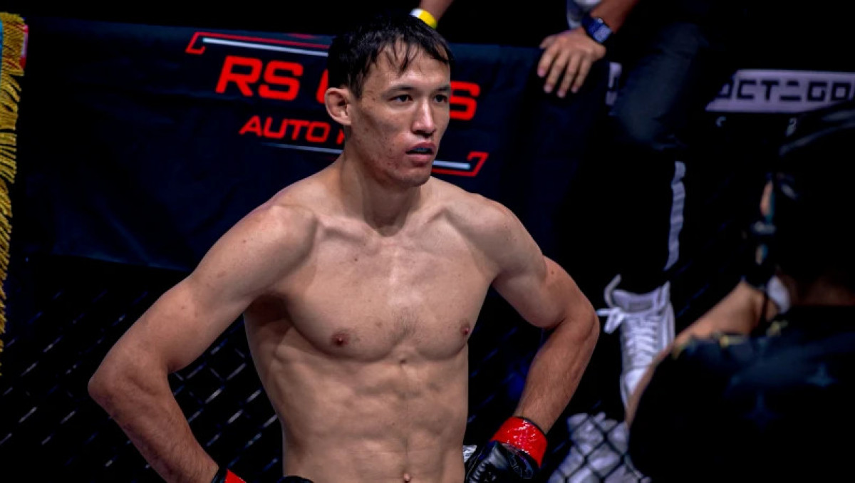 Қазақ титулды айқаста өзбек қарсыласын бір раундта жеңді