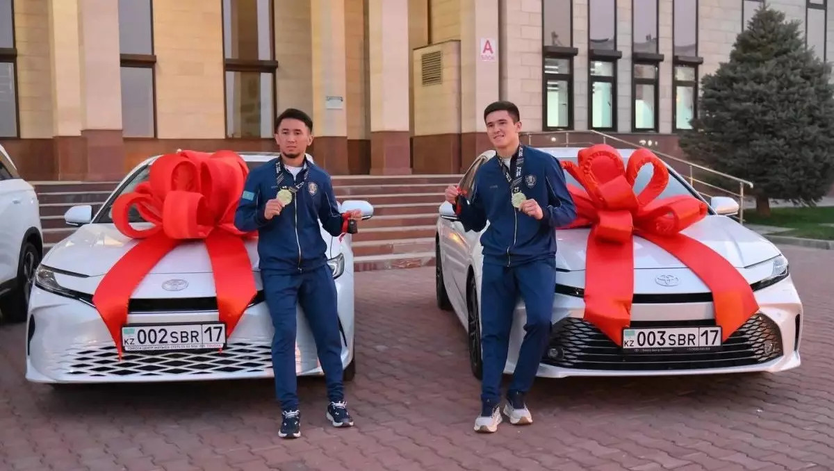 Ливерпульде чемпион атанған ағайындыларға көлік пен пәтер берді