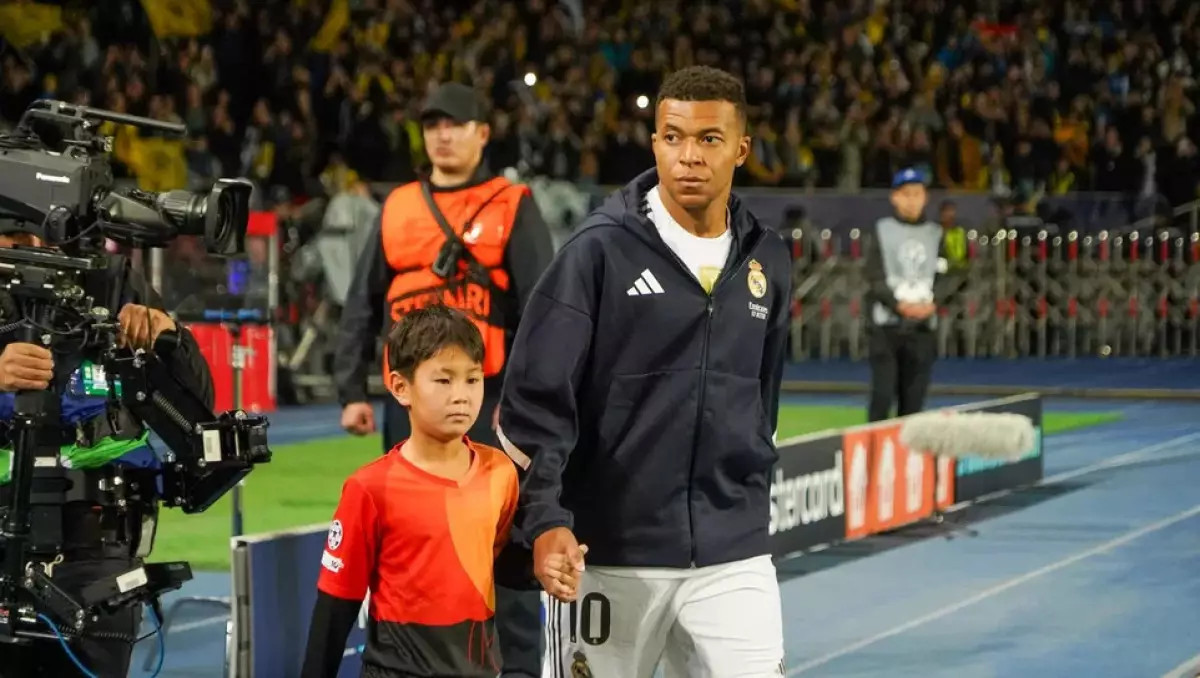 Тесіктен өтіп бара жатқанын қараңыз