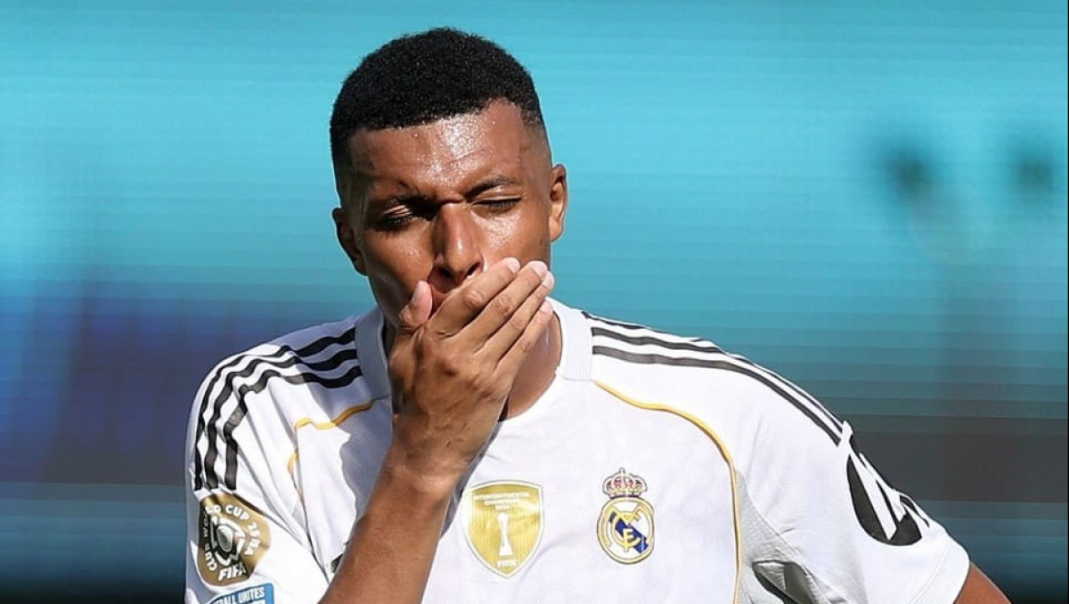 Бұтынан өткізіп жіберді. Мбаппе інісінің ПСЖ-ға гол соққанына таңданысы видеоға түсіп қалды