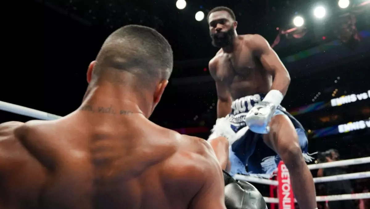 31 нокауты бар қара дәу қарсыласын бірінші раунда итше сабады