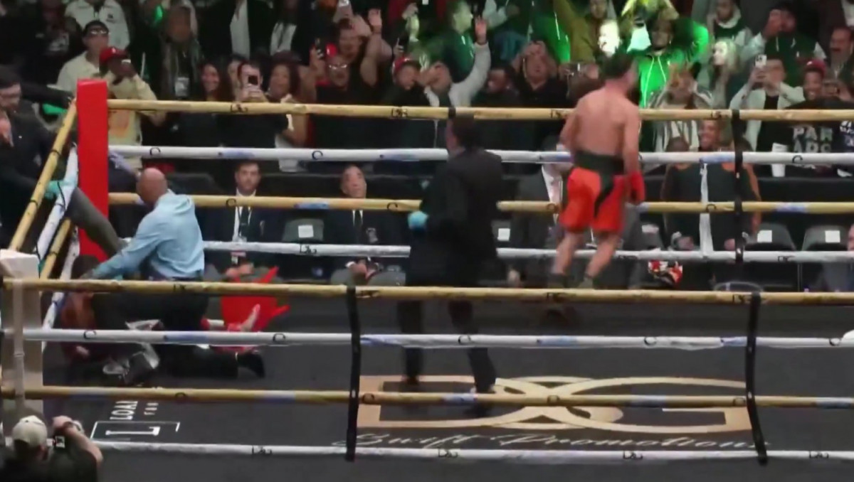 Экс-чемпион Нью-Йорктегі бокс кешінде қарсыласын нокаутқа түсірді