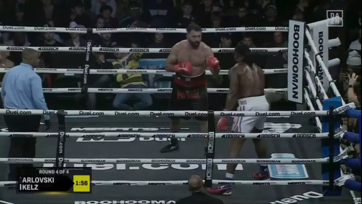 UFC-дің бұрынғы чемпионы бокста бір соққымен жеңіске жетті