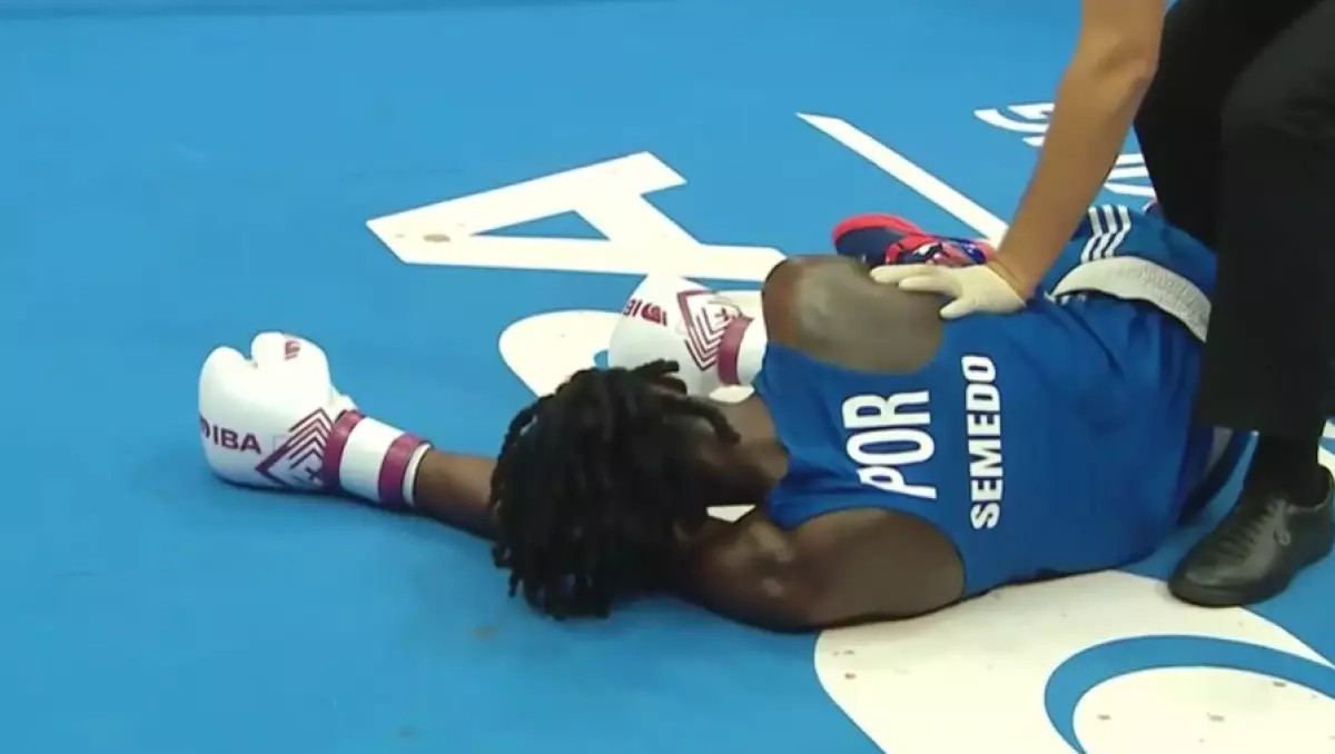 Орнына тұра алмады! Қазақстандықтың салмағындағы айқаста ауыр нокаут болды