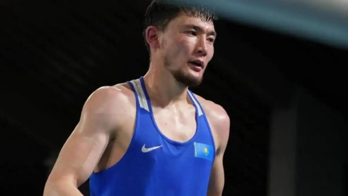 Қазақ боксшының ӘЧ-дегі айқасында нокдаун және ескерту болды