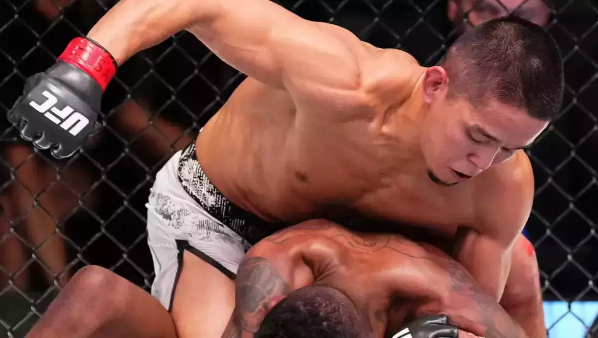 Қазақстандық файтер UFC-дің екі дүркін чемпионымен айқасқа шығады