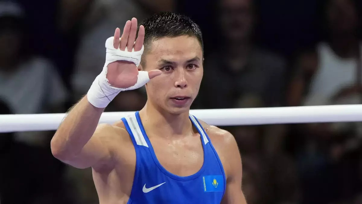 Бибосынов алтын үшін айқаста ресейлікті нокдаунға түсірді