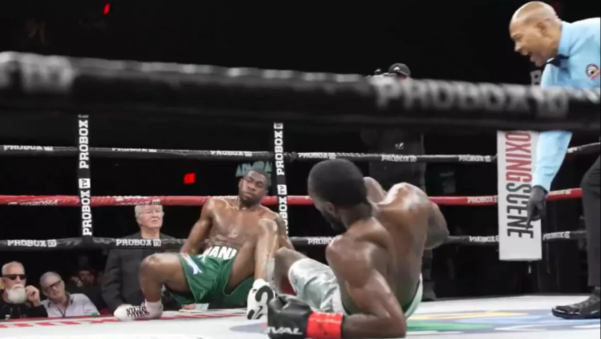 Жекпе-жек кезінде екі боксшы да бір мезетте құлады: бірақ жеңімпаз бар