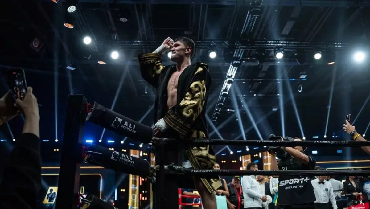 Қазақстандық боксшы кештің басты айқасында 22 нокауты бар қарсыласын жеңді
