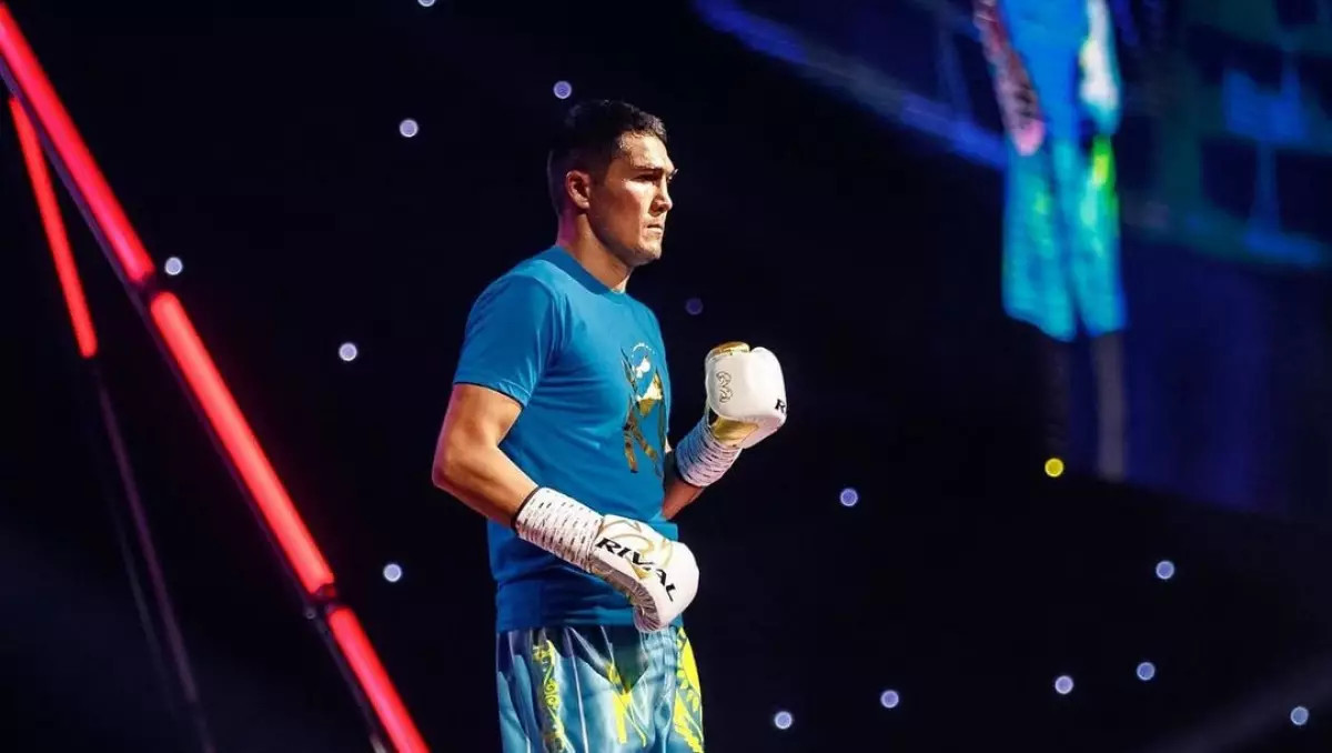 Жеңілмеген қазақ боксшыға чемпиондық белбеуге бір қадам қалды