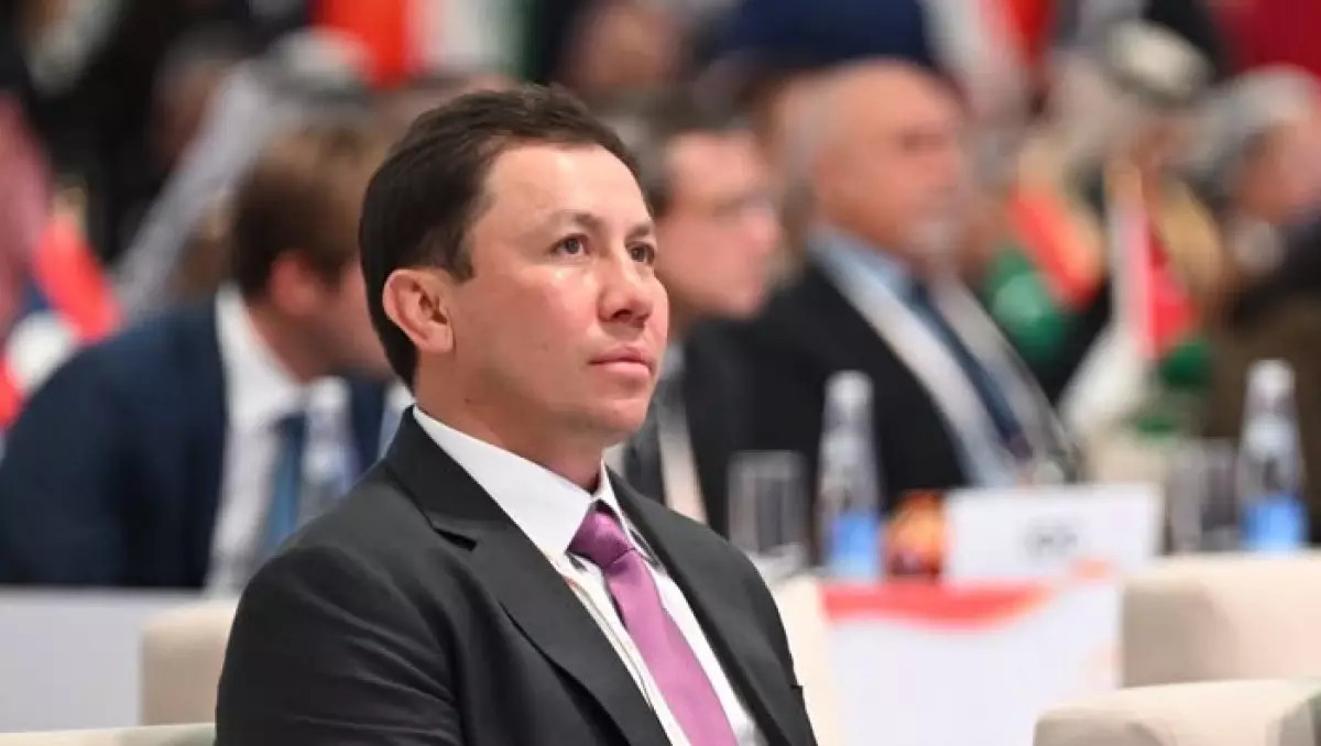 Геннадий Головкин бокстан Өзбекстан құрамасының бапкеріне сыйлық жасады