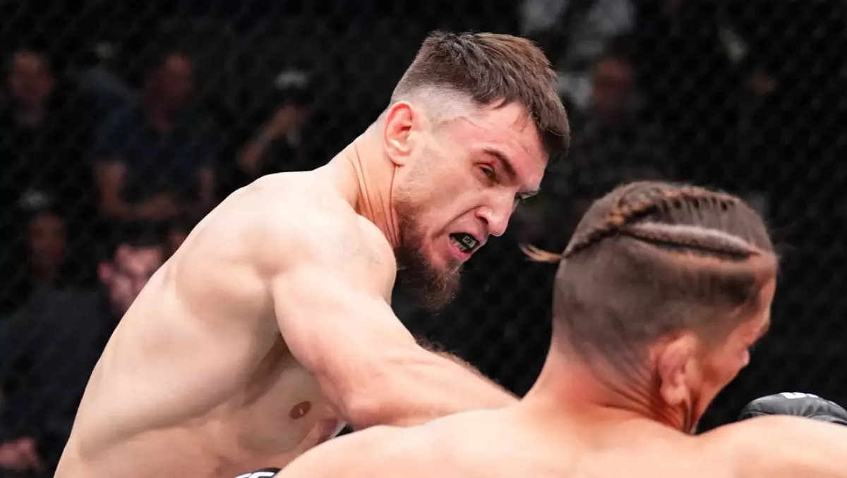 Сұмдық нокаут! Қазақстандық файтер UFC-де тік тұрған қарсыласын билетіп жіберді