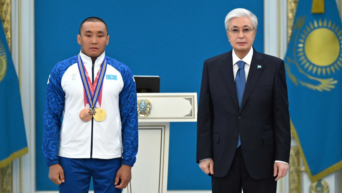 Мемлекет басшысы Паралимпиада чемпионын марапаттады