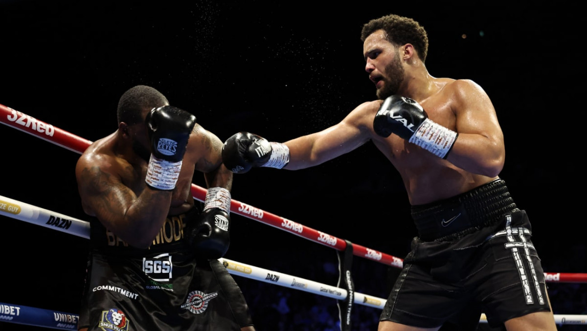 Бір соққымен ирелеңдетіп жіберді. Бокс кешінің басты айқасы ауыр нокаутпен бітті