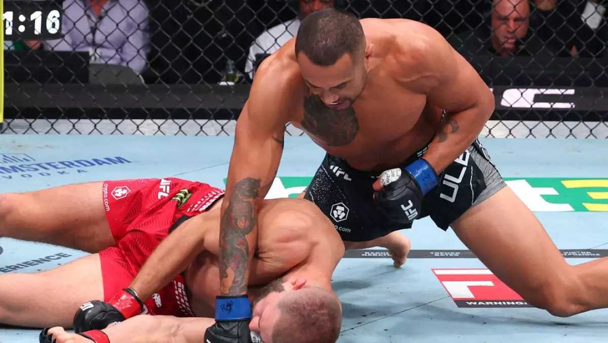 Қарсыласын бірінші раундта талдырған файтер UFC-дің жаңа чемпионы атанды