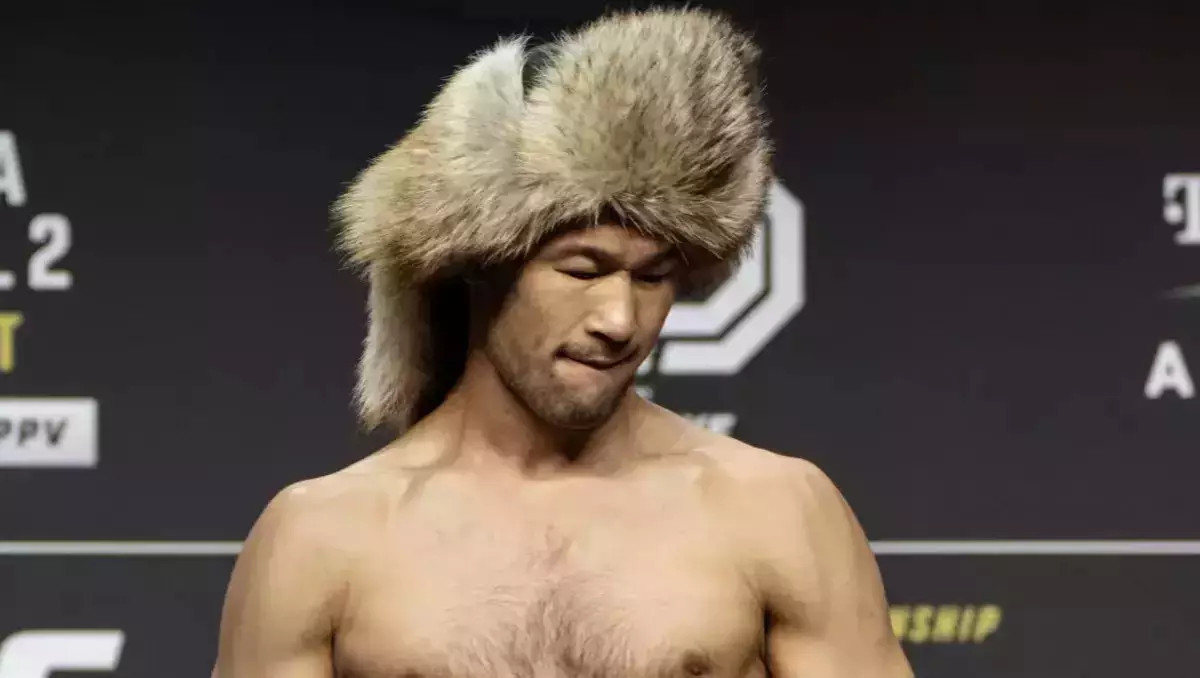 "Бұл саған бокс емес". Рахмонов екі дүркін чемпионды қылқындырып алды