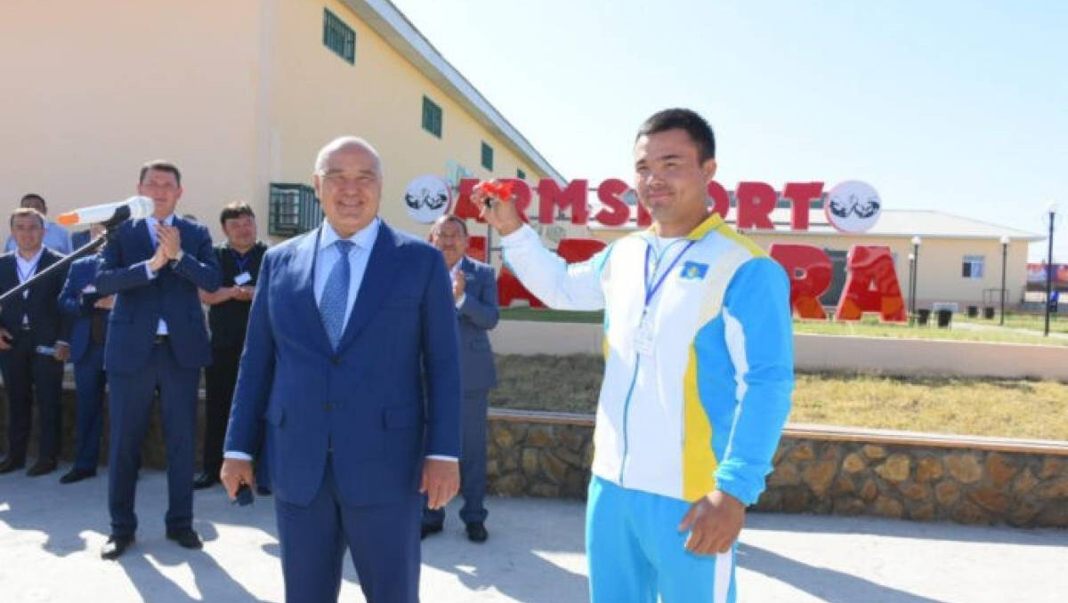 Өмірзақ Шөкеев қол күресінен әлем чемпионына көліктің кілтін тапсырды