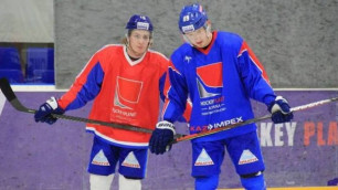 Никита Михайлис (қызылда) және Антон Сағадеев. Сурет: Hockey Planet©