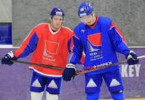 Никита Михайлис (қызылда) және Антон Сағадеев. Сурет: Hockey Planet©