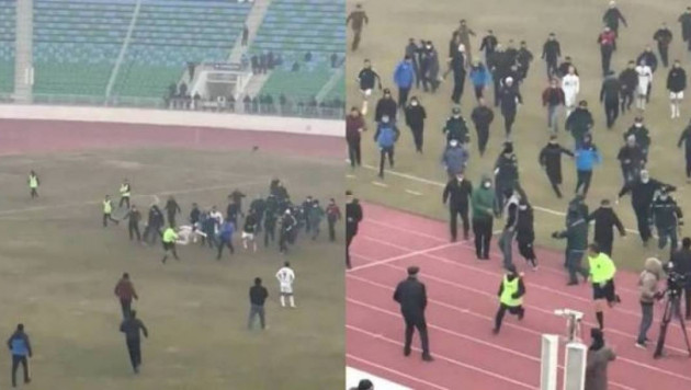 Өзбекстанда футболшылар мен жанкүйерлер төрешіні алаң ортасында сабап тастады