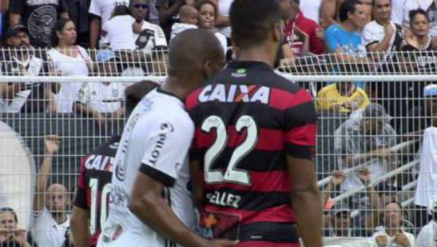 Бразилиялық футболшы "ұятты" әрекеті үшін алаңна қуылды