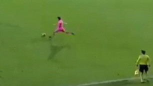 Испаниялық қақпашы допты өз алаңынан теуіп, қарсыласына гол соқты - Видео