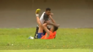 Бразилияда футболшы голдың соғылғанына қуанған боллбойды ұрып соқты