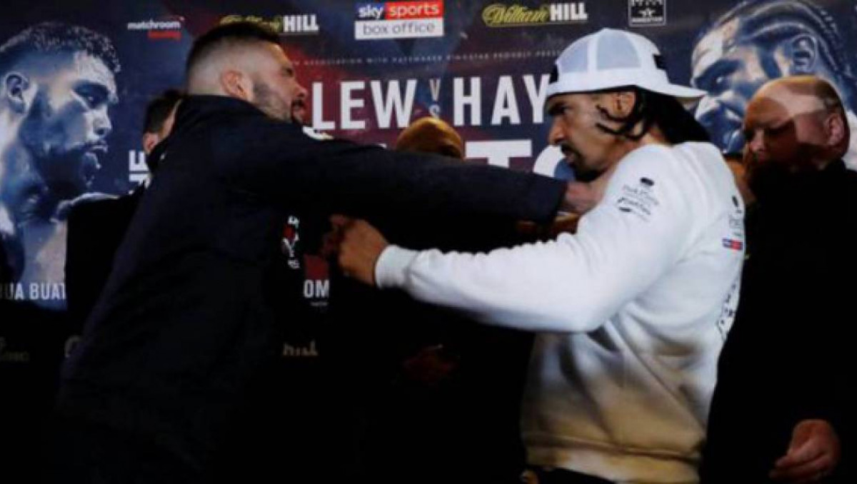 Тони Беллью мен Дэвид Хэй жекпе-жек алдындағы баспасөз жиналысы кезінде ерегісіп қалды