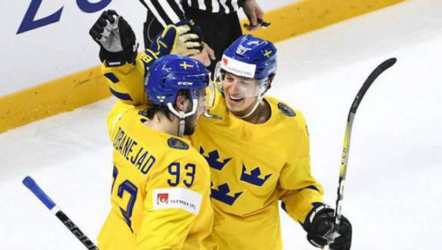 Швециялық екі хоккейші бос қақпаның алдында ұятқа қалды